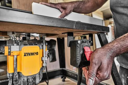 Фрезер мережевий DeWALT DWE627KT