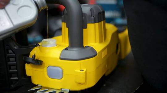 Пила цепная аккумуляторная бесщёточная DeWALT DCMCS574X1