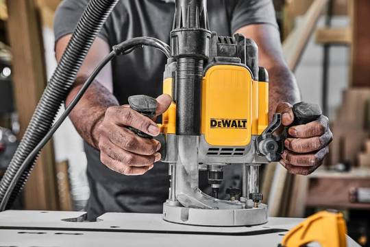 Фрезер сетевой DeWALT DWE625KT