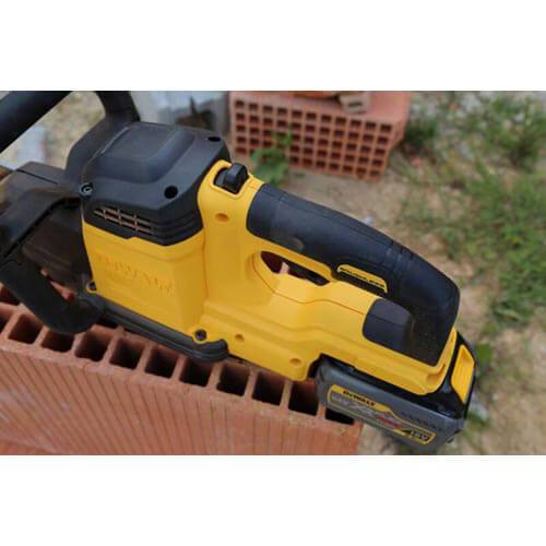 Пила ALLIGATOR аккумуляторная с аккумулятором XR FLEXVOLT DeWALT DCS398T2