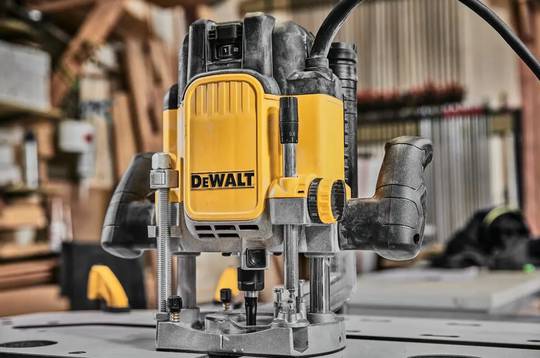 Фрезер сетевой DeWALT DWE625