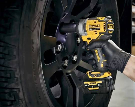 Гайковёрт ударный аккумуляторный бесщёточный DeWALT DCF903P1