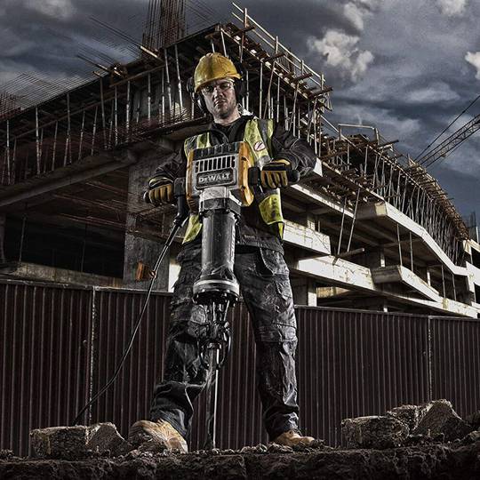 Мережевий відбійний молоток в транспортувальному візку DeWALT D25981K