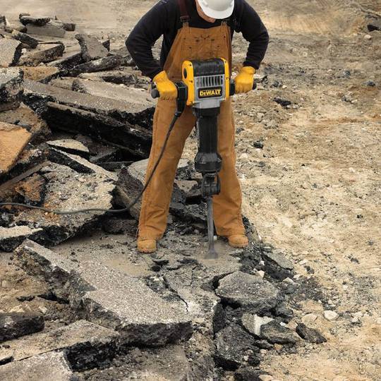 Мережевий відбійний молоток в транспортувальному візку DeWALT D25981K