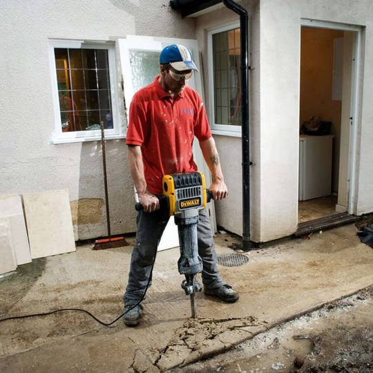 Мережевий відбійний молоток в транспортувальному візку DeWALT D25981K