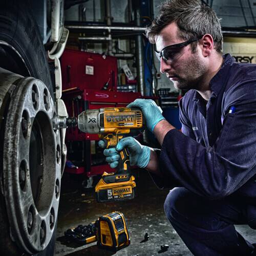 Безщітковий ударний гайкокрут акумуляторний в кейсі з 2-ма акумуляторами DeWALT DCF899P2