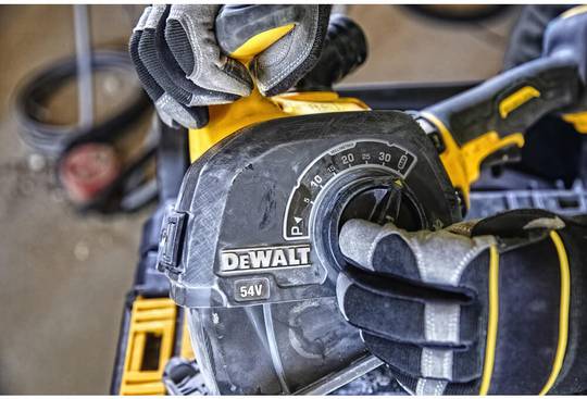 Штроборез аккумуляторный в кейсе с аккумулятором XR FLEXVOLT DeWALT DCG200T2