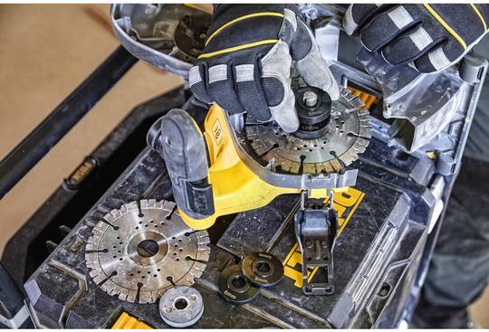 Штроборез аккумуляторный в кейсе с аккумулятором XR FLEXVOLT DeWALT DCG200T2