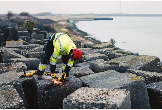 Кутова шліфмашина акумуляторна XR FLEXVOLT в кейсі DeWALT DCG414NT