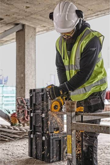 Угловая шлифмашина аккумуляторная XR FLEXVOLT в кейсе с 2-мя аккумуляторами DeWALT DCG414T2