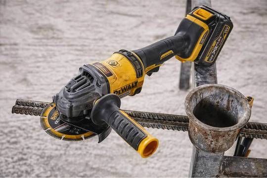 Угловая шлифмашина аккумуляторная XR FLEXVOLT в кейсе с 2-мя аккумуляторами DeWALT DCG414T2