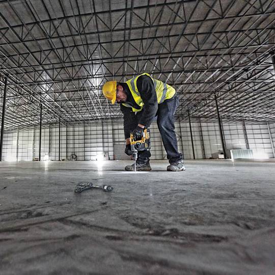 Перфоратор аккумуляторный 3-х режимный SDS-Plus в кейсе с 2-мя аккумуляторами DeWALT DCH273P2