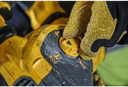 Перфоратор аккумуляторный 3-х режимный SDS-Plus в кейсе с 2-мя аккумуляторами DeWALT DCH323T2