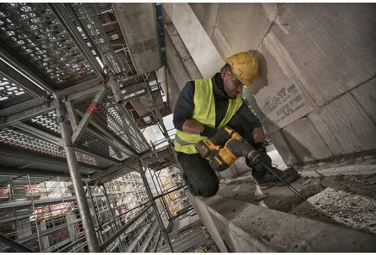 Перфоратор аккумуляторный 3-х режимный SDS-Plus в кейсе с 2-мя аккумуляторами DeWALT DCH323T2