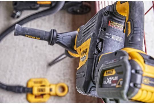Двухрежимный перфоратор аккумуляторный SDS-MAX в кейсе с аккумулятором DeWALT DCH773Y2