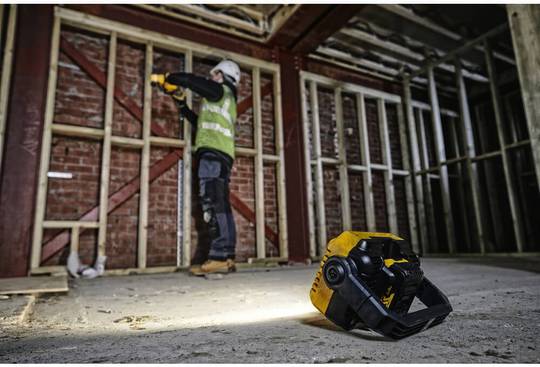 Светодиодный фонарь аккумуляторный DeWALT DCL077