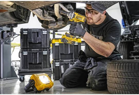 Светодиодный фонарь аккумуляторный DeWALT DCL077