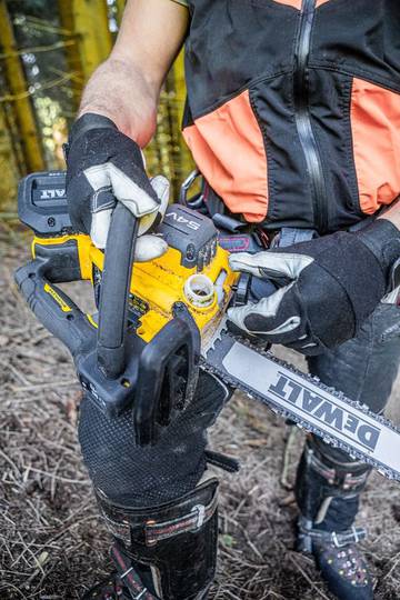 Пила цепная аккумуляторная бесщёточная с верхней рукояткой DeWALT DCMCST635X1