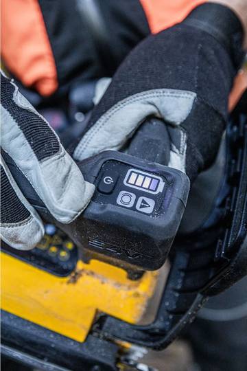 Пила цепная аккумуляторная бесщёточная с верхней рукояткой DeWALT DCMCST635X1