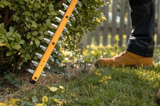 Кусторез аккумуляторный DeWALT DCMHT564N