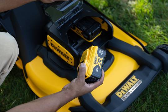 Газонокосилка аккумуляторная бесщёточная DeWALT DCMWP134KIT