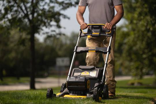 Газонокосилка аккумуляторная бесщёточная DeWALT DCMWP134KIT