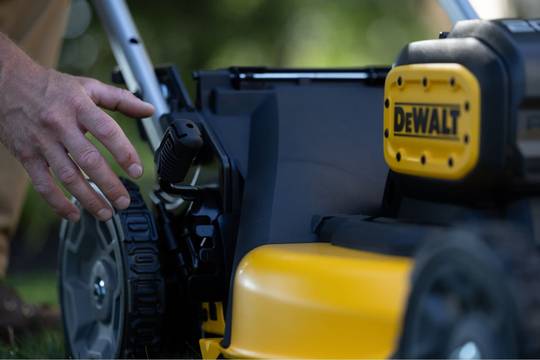 Газонокосарка акумуляторна самохідна безщіткова DeWALT DCMWSP156KIT