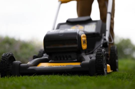 Газонокосарка акумуляторна самохідна безщіткова DeWALT DCMWSP156KIT