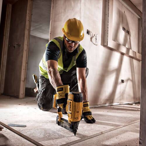 Финишный гвоздезабиватель аккумуляторный в кейсе DeWALT DCN680NT
