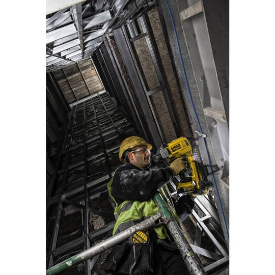 Гвоздезабиватель по бетону аккумуляторный в кейсе с 2-мя аккумуляторами 5 Ач DeWALT DCN890P2