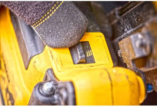 Пистолет гвоздезабивной аккумуляторный бесщёточный DeWALT DCN930N