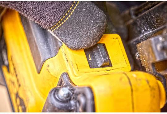 Пистолет гвоздезабивной аккумуляторный бесщёточный DeWALT DCN930N
