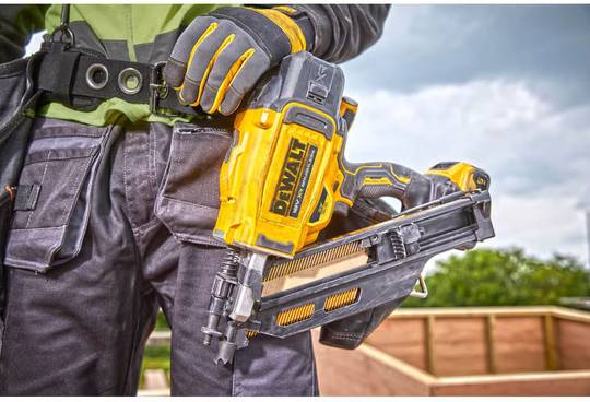 Пистолет гвоздезабивной аккумуляторный бесщёточный DeWALT DCN930N