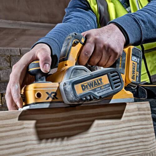 Аккумуляторный рубанок в кейсе с 2-мя аккумуляторами 5 Ач DeWALT DCP580P2