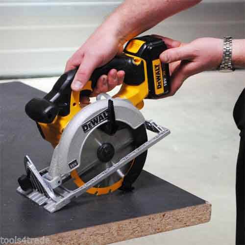 Дискова пилка акумуляторна DeWALT DCS570N