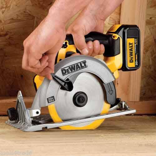 Дискова пилка акумуляторна DeWALT DCS570N