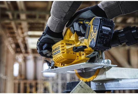 Дисковая пила аккумуляторная в кейсе с 2-мя аккумуляторами 5 Ач  DeWALT DCS570P2