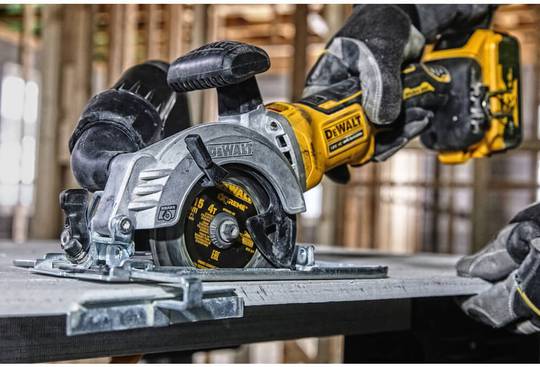 Дискова пилка акумуляторна DeWALT DCS571N
