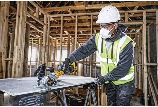 Дисковая пила аккумуляторная в кейсе DeWALT DCS571NT