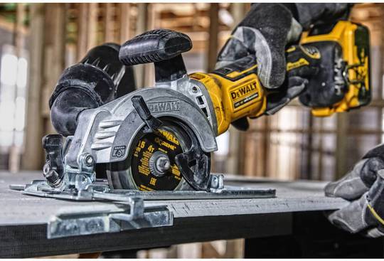 Дисковая пила аккумуляторная в кейсе с 2-мя аккумуляторами 5 Ач DeWALT DCS571P2