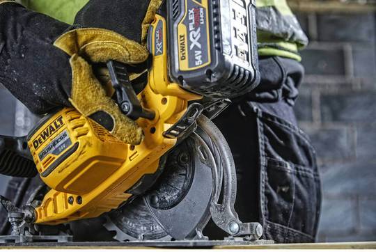 Дисковая пила аккумуляторная XR FLEXVOLT в кейсе DeWALT DCS575NT