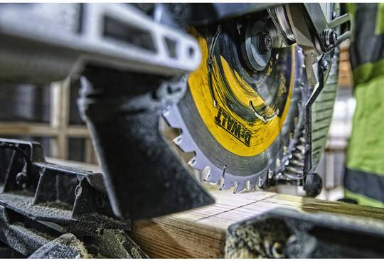 Пила торцовочная аккумуляторная бесщёточная DeWALT DCS727N - Уценка