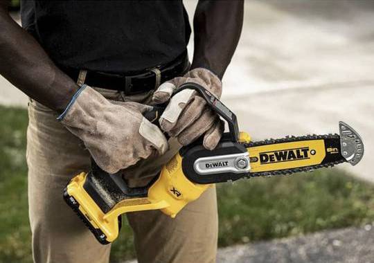 Мини-пила цепная аккумуляторная безщёточная DeWALT DCMPS520N
